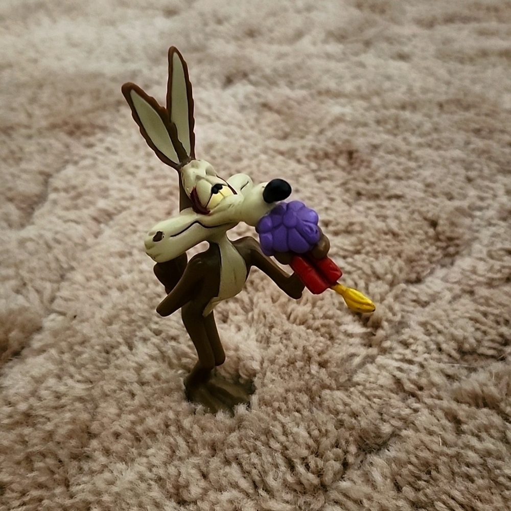 1994 Warner Brothers Tyco Wiley Coyote smelling flower dynamite plastic figurine